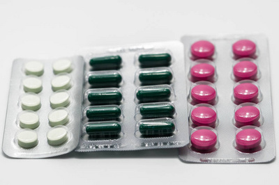 多彩藥片 視覺(jué)系統(tǒng)與精準(zhǔn)治療的現(xiàn)代制藥縮影