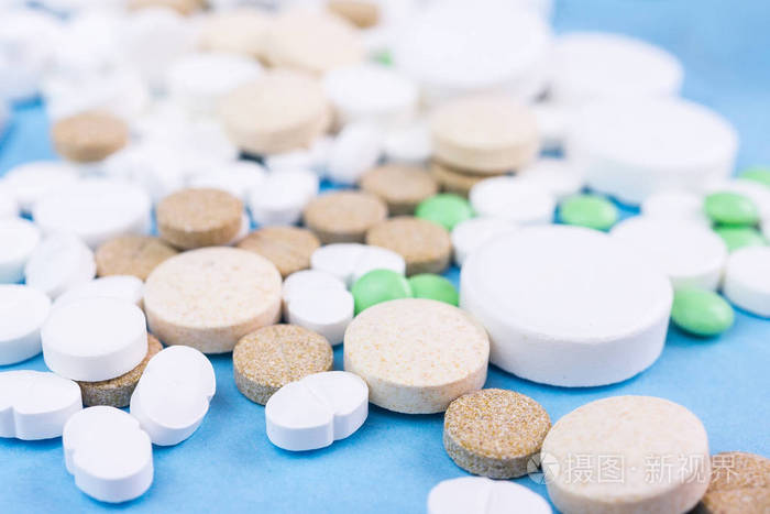 藍(lán)色背景下的醫(yī)藥劑型藝術(shù) 藥丸、片劑、膠囊與栓劑的商業(yè)影像呈現(xiàn)